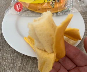 本物のバナナように皮が剥ける様子