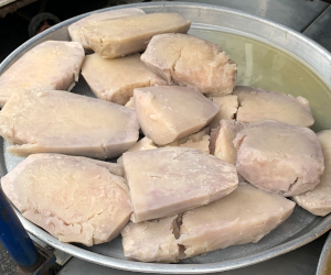 甘露煮屋台のタロイモの甘露煮の様子