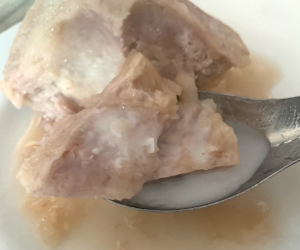 ココナッツミルクソースを掛けたタロイモの甘露煮の様子