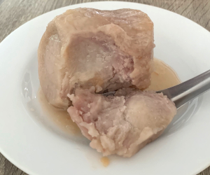 お皿に移したタロイモの甘露煮の様子