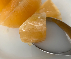 ココナツミルクのソースを掛けたサケーチュアムの様子