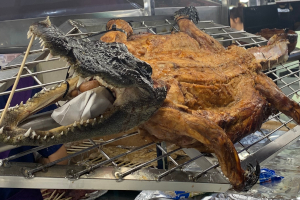 ワニの丸焼きの様子
