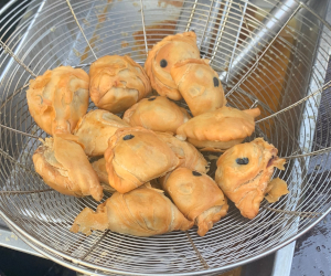 揚げたてのカリーパフの様子