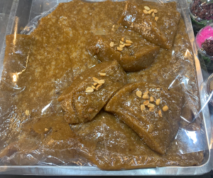 店側の販売単位の塊にカットしてあるガラメーの様子