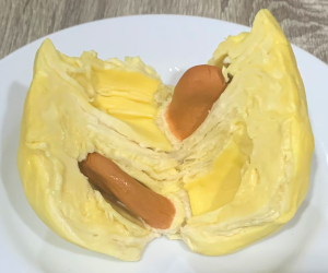 房をナイフを使って半分に割った様子(モントーン)