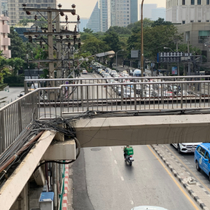 タイの電線　危ない歩道橋
ワイヤーカッターで切られたらどうしよう？