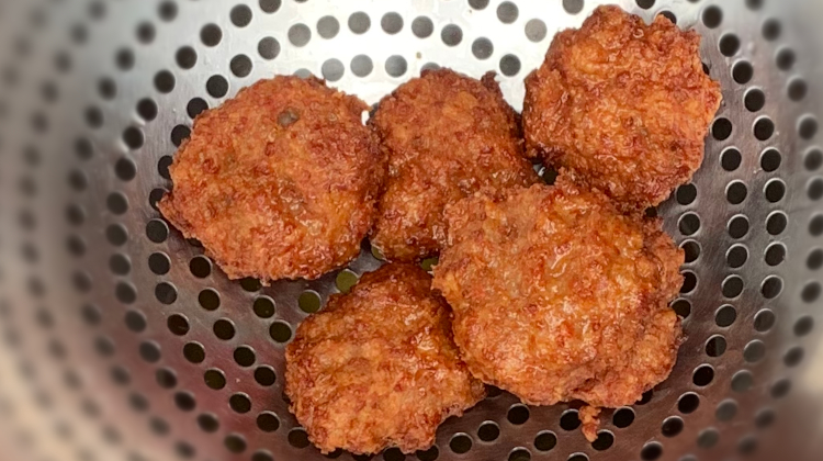 豚の揚げ肉団子屋台のアイキャッチ