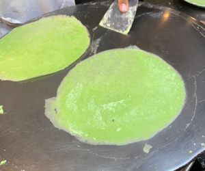 ロティサイマイ屋台のロティを焼いている様子