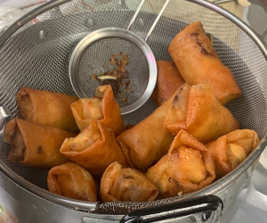 専門屋台の揚げたてのポーピアトートの様子