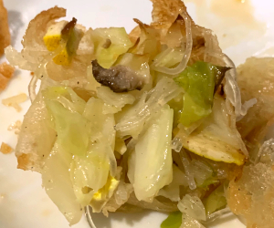 中の具のキャベツや硬い豆腐、椎茸、春雨の様子