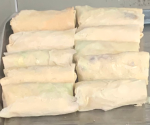 揚げる前のペンポーピアで具を巻いてある状態