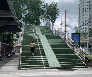 ルンピニー公園側の入り口階段の中央には自転車用のスロープ