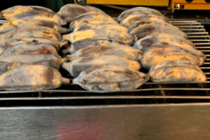 クルアイハクムックを皮付きのまま焼いている様子