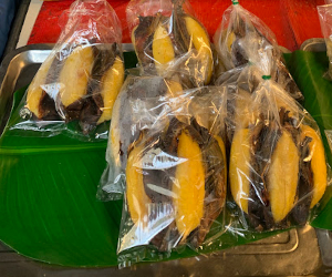 屋台に並んでいるクルアイハクムックピンの様子