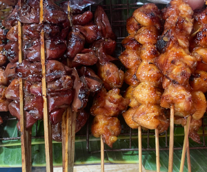 タップガイヤーンとぼんじりの串焼きの様子