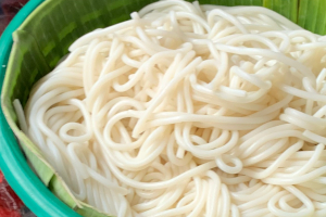 「うどん」のようなカノムジーンハイラムの様子