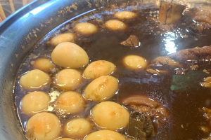 カームーパローの鍋の中のゆで卵