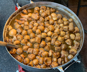 おかず屋台の鍋の中のカイパローの様子