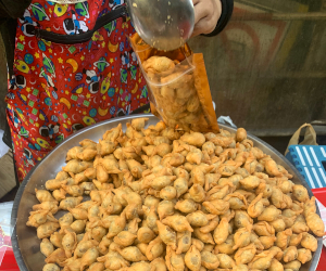 完成したカノムパンシップを袋詰めしている様子