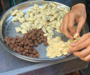 餡をカリーパフのように生地で包んでいる様子