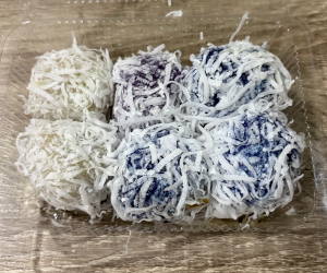 街中のお菓子屋台で買ったパック詰めのカノムトム