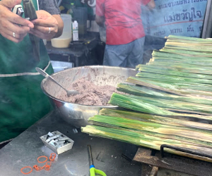 その場で生地をバイジャークに包んでいる屋台の様子