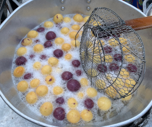 色違いのカイノッククラターを油で揚げている様子