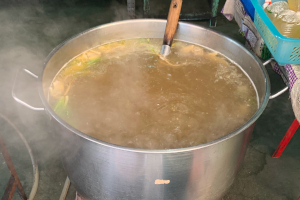 カオマンガイのスープ鍋の様子