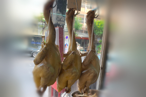 カオマンガイの店先のショーケースに必ずある茹でた丸鶏