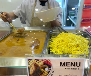 黄色味が強い平打ちの卵麺の様子