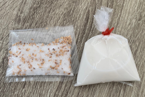 付属のゴマ砂糖とココナッツミルクソース