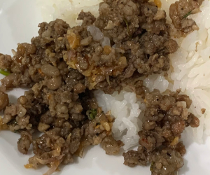 ご飯に乘せた標準的なラープムークアの様子
