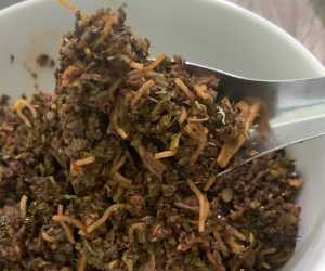 少量の揚げ麺が混ぜてあるラープイェーの様子
