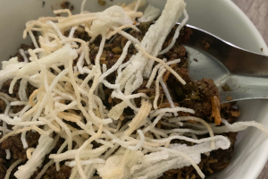 揚げ麺をラープイェーに乘せてた様子