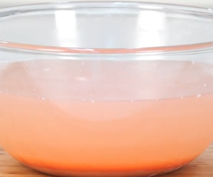 水にプーンデーンを溶かした様子