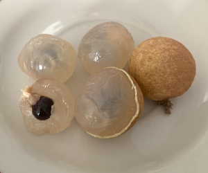 ラムヤイの果皮を剥いた様子