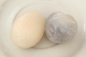 左 ランブータン、右 ライチ 皮を剥いた果肉の様子