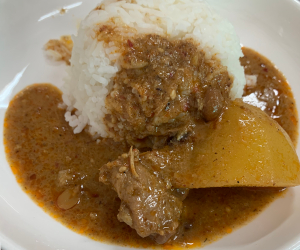 ご飯に掛けたマッサマンカレーの様子