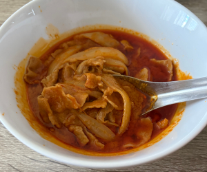 豚バラ肉とタマネギで作ったマッサマンカレーの様子