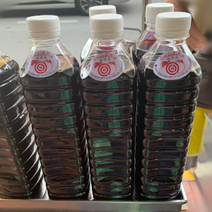 屋台で売っている羅漢果ジュースの様子