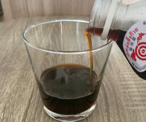 濃い茶色の羅漢果ジュースの様子