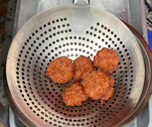 揚がったムーゴーントートの油切りの様子