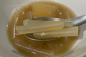 醤油系のスープに入れたクイッティアオシェンハイの様子