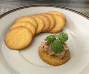 クラッカーにツナマヨナムプリックターデーンを乗せた様子