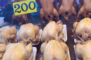 ノンタブリー市場　茹でた丸鶏、焼いた丸鶏