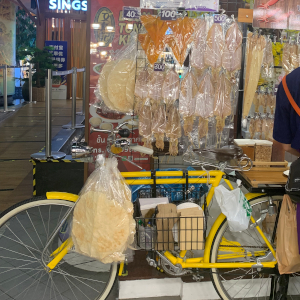 自転車の引き売りをイメージしたプラームックボットの売り場