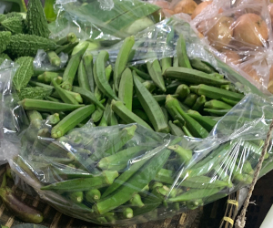 タラートの八百屋のオクラの様子(量り売り)