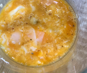 コショーとシーズニング系の醤油を入れてかき混ぜた様子