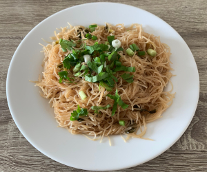 パクチーなどの香味野菜を乗せたパットミーの様子