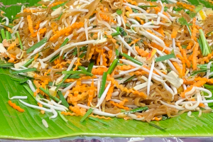 焼きそば屋台のパットミーコラートの様子